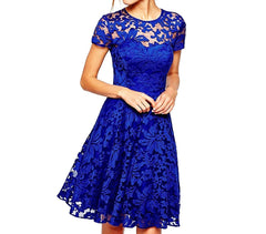 Robe dentelle manches courtes mod Cecille bouton sur le dos. Légèrement évasée