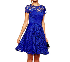 Robe dentelle manches courtes mod Cecille bouton sur le dos. Légèrement évasée