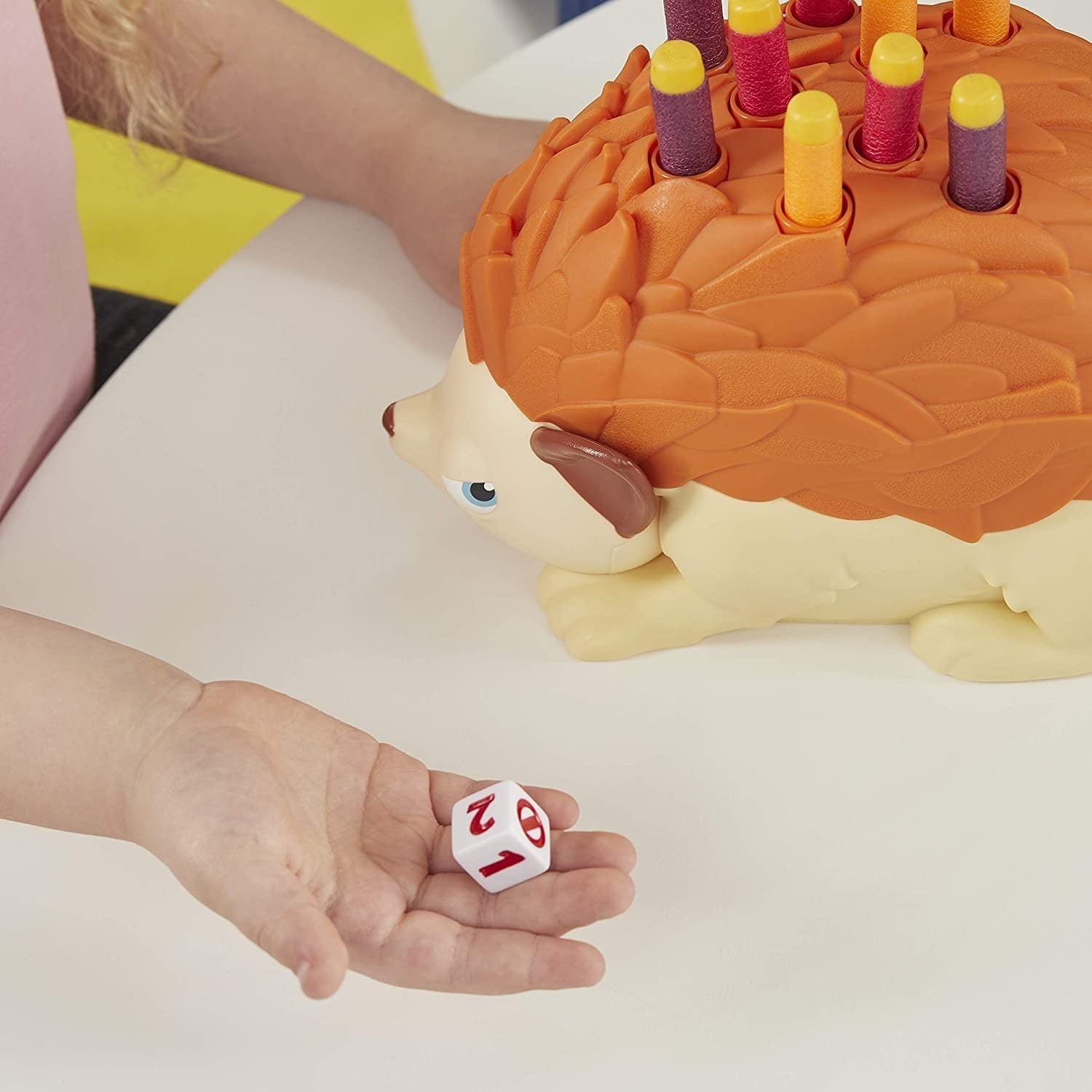 609901 Jeu de société Hasbro Pierino porc-épic avec dés et fléchettes