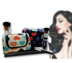 Accessoires de beauté avec trousse de maquillage et pinceaux coeur