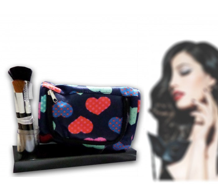 Accessoires de beauté avec trousse de maquillage et pinceaux coeur