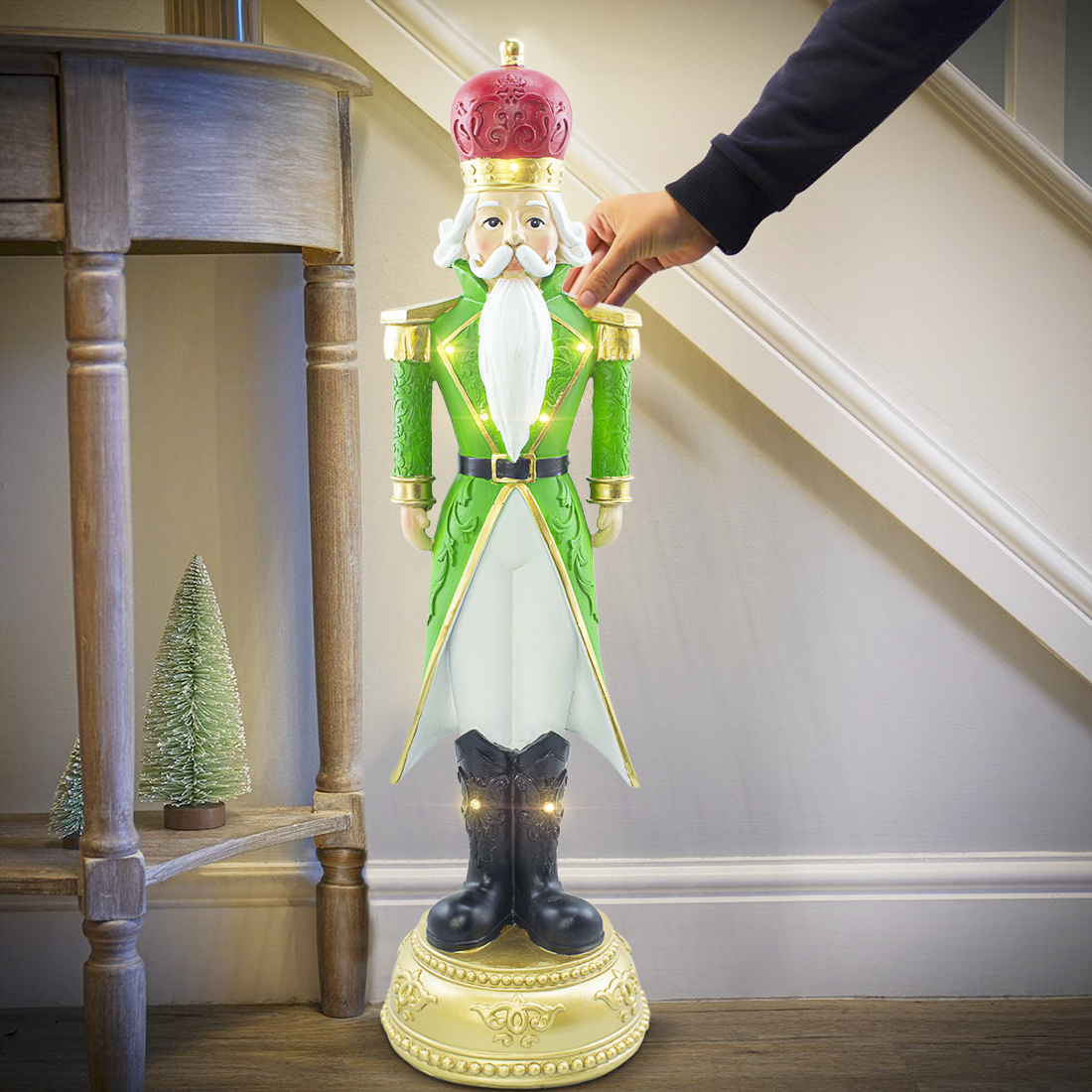 Casse-noisette de Noël soldat vert H71cm 436024 polyrésine avec mini lumières