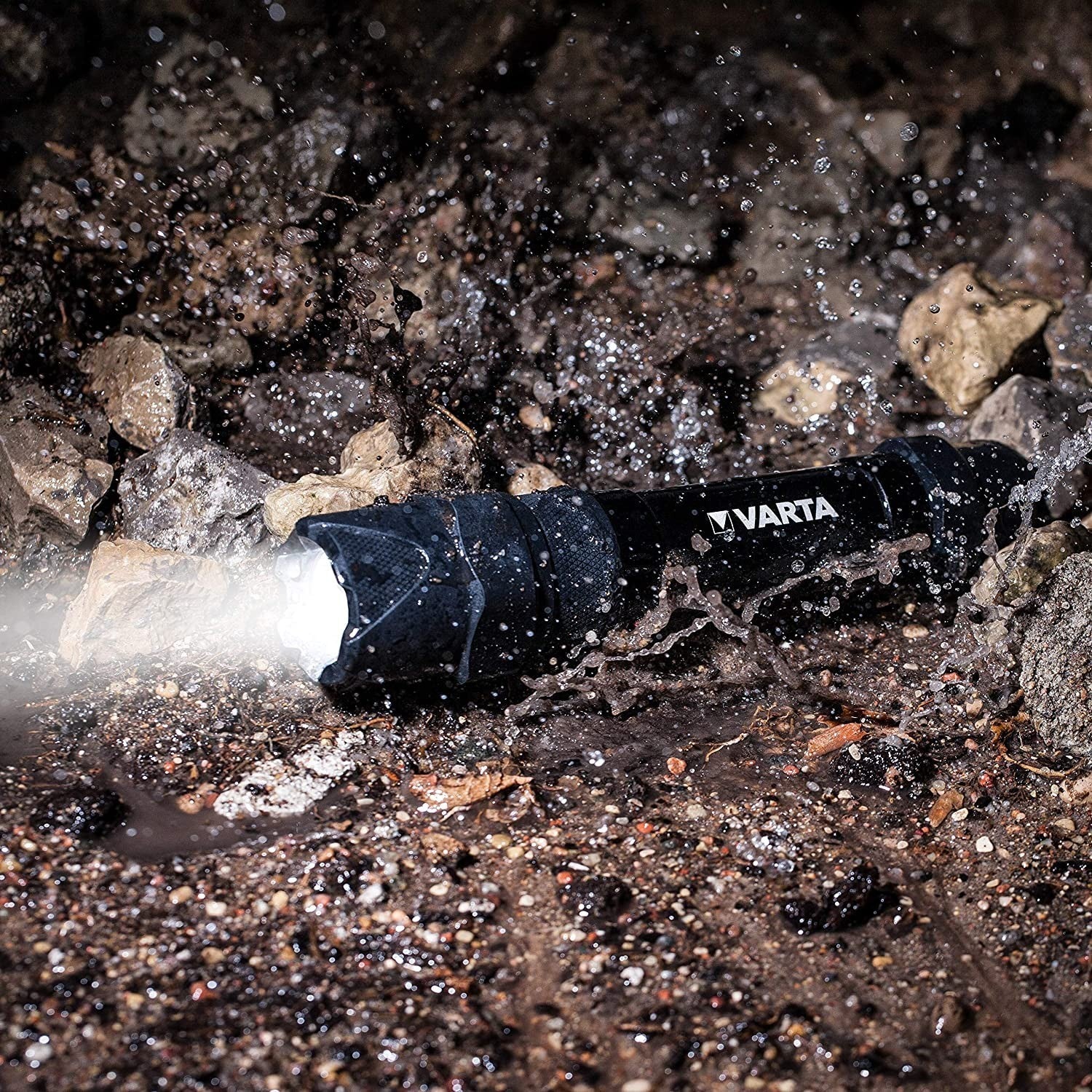 Lampe torche de poche VARTA LED indestructible F30 Pro avec 6 piles AA