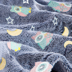 Doudou magique polaire bleu hiboux et étoiles fluo 170x120