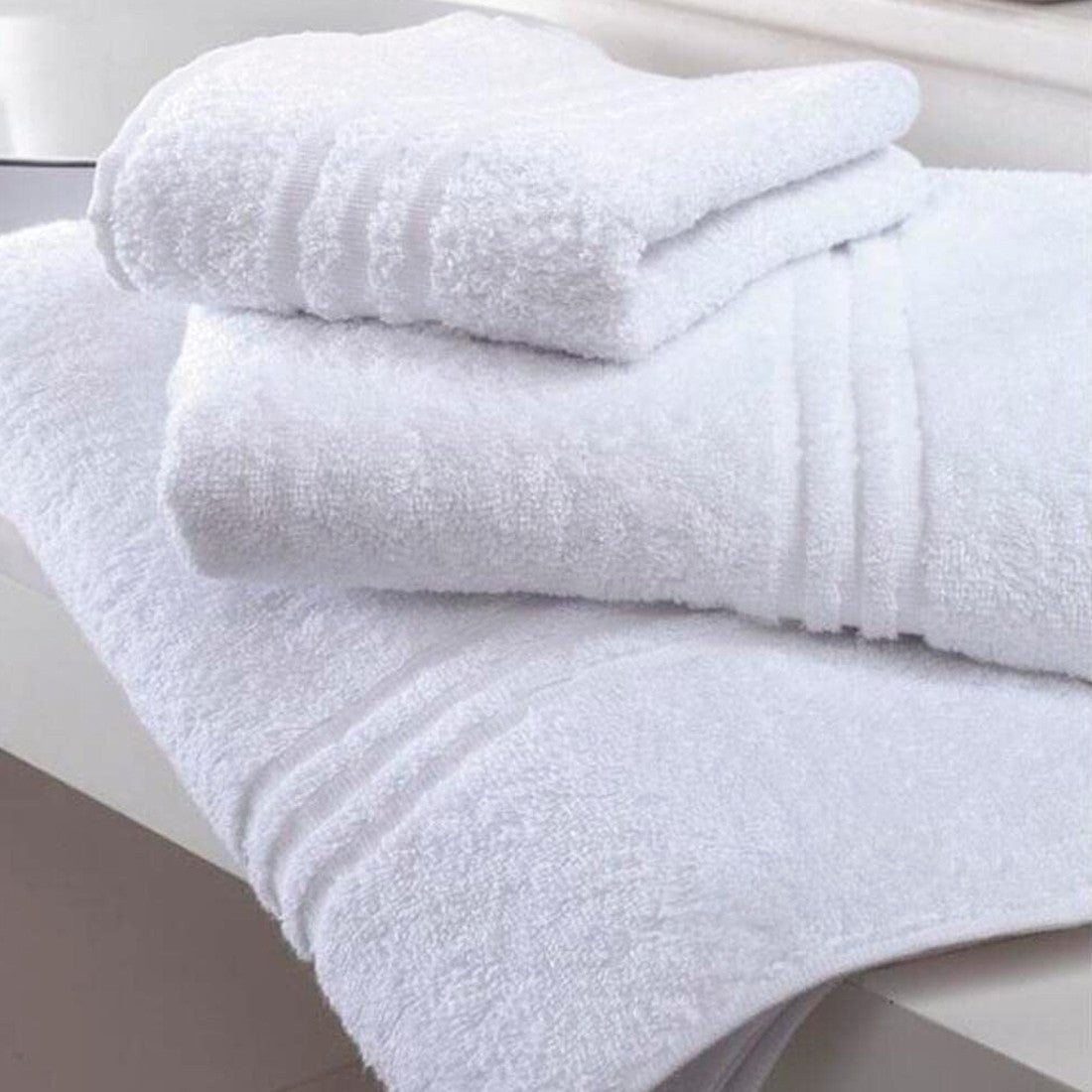 Ensemble 3 serviettes de bain et douche pour invités avec une face blanche unie