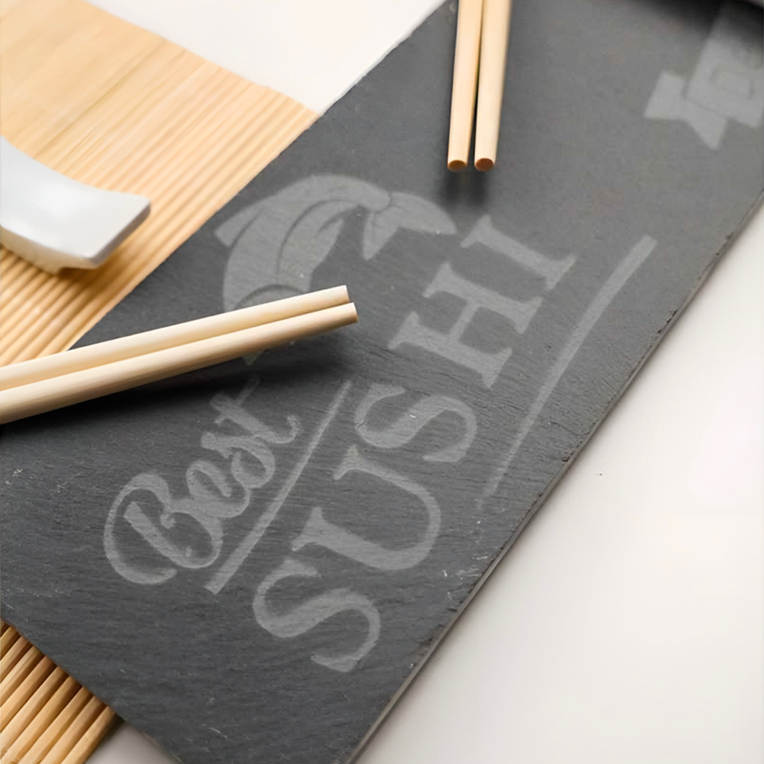 Service Sushi 2 personnes 10 pièces tapis bambou assiette ardoise baguettes bols