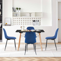 Lot de 4 chaises LOLA au design moderne en velours, structure en métal.