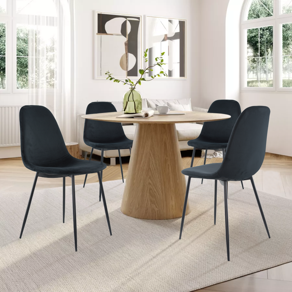 Lot de 4 chaises LOLA au design moderne en velours, structure en métal.