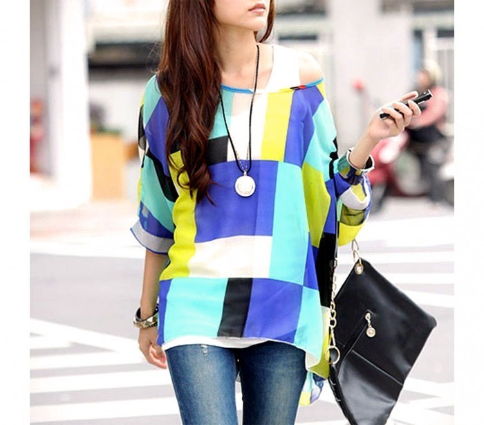 Blouse en mousseline de soie oversize asymétrique motifs géometriques bleus 004